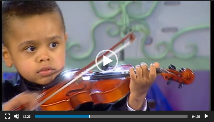 أكيم البالغ من العمر ثلاثة سنوات يعزف على الكمان