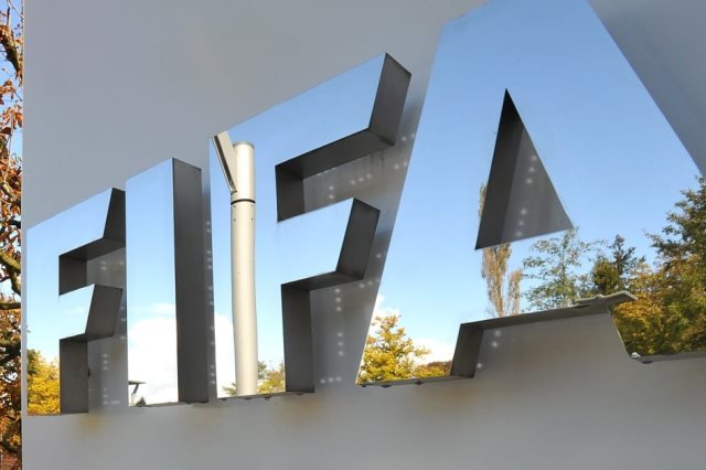 الفيفا يفرض غرامة ثقيلة على الاتحاد الكامروني لكرة القدم