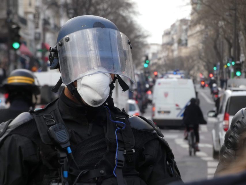 في باريس: “السترات الصفراء” تتحدى كورونا وقرار حظر التجمعات