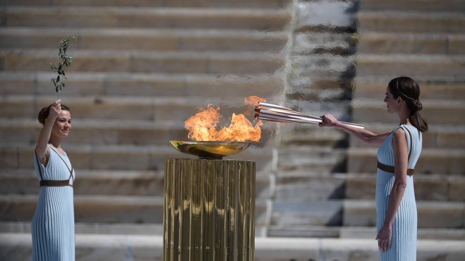غاب الجمهور خوفا من كورونا: اليونان تسلم الشعلة الأولمبية لليابان
