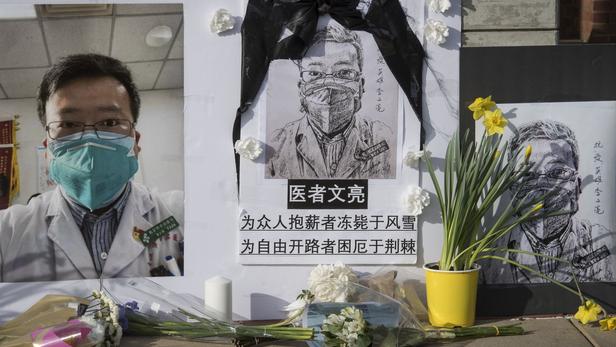 Les chinois pleurent en cachette le Docteur Li Wenliang