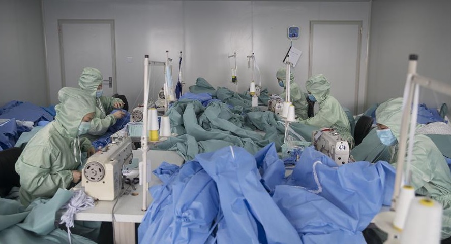 وصول شحنة من البدلات الطبية من الصين