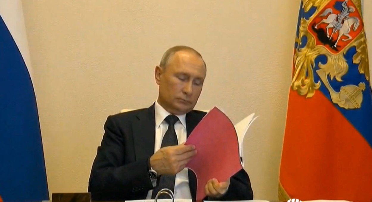الإعلام الروسي حائر:  لماذا يحتفظ بوتين بالملف الوردي على مكتبه؟