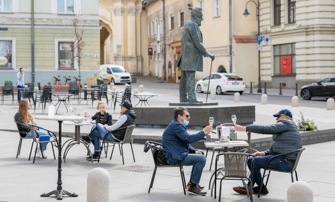 ليتوانيا: مدينة تتحوّل إلى مقهى كبير في زمن كورونا