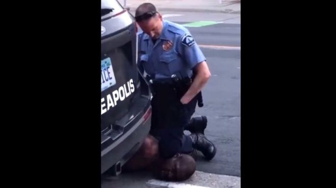 فظيع:  أمريكي يلفظ أنفاسه الأخيرة تحت قدم شرطي؟! (فيديو)