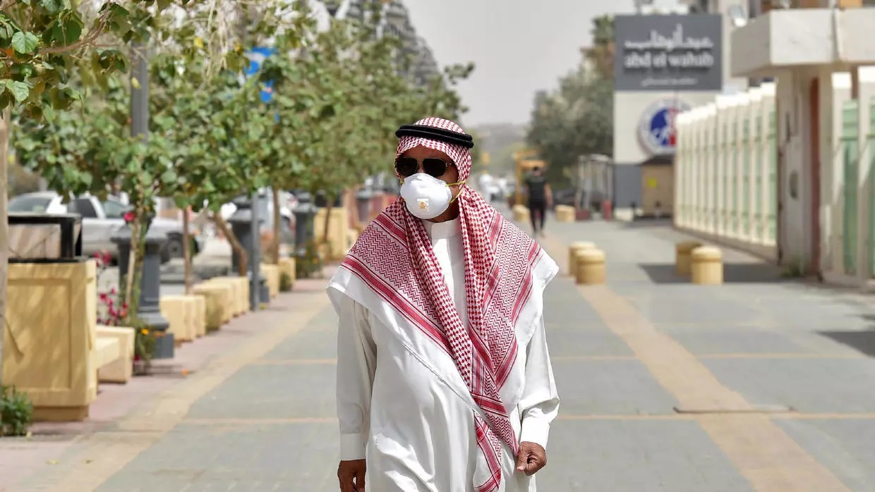  السعودية: تعديل أوقات حظر والتجول والسماح بإقامة صلاة الجماعة في المساجد