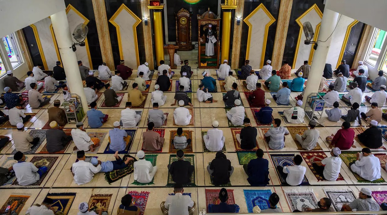 صورة اليوم / صلاة العيد في أندونيسيا بالتباعد