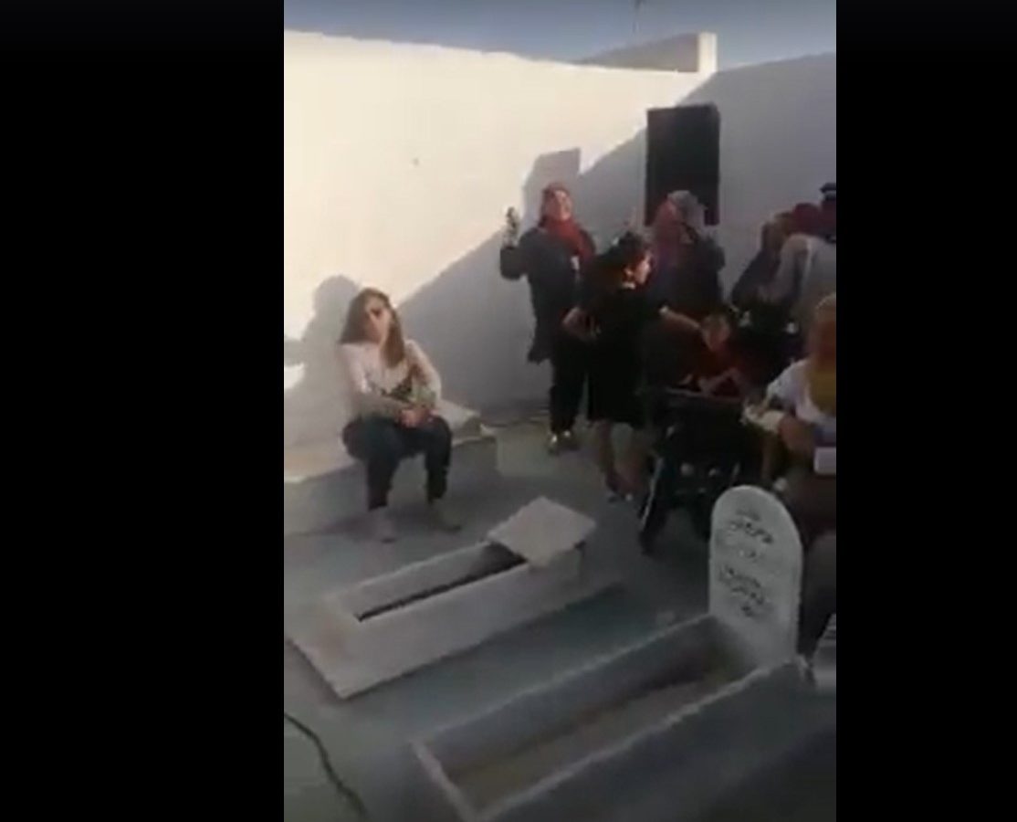 لا يصدق ..شاهدوا الفيديو : حفل زفاف بين القبور في المهدية والنيابة على الخط !