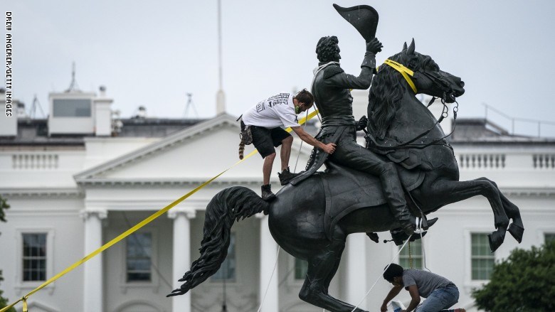 في محيط البيت الأبيض: محاولة فاشلة لإسقاط تمثال رئيس أمريكي