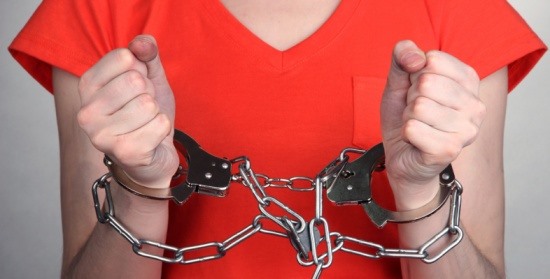 مساكن : القبض على  فتاة محل 5 مناشير تفتيش أثناء  إيقاف مروج مخدرات