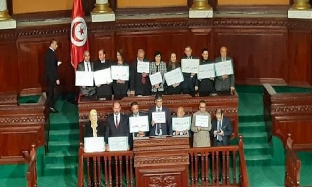 رسمي: النواب ممنوعون من اعتلاء منصة رئاسة المجلس