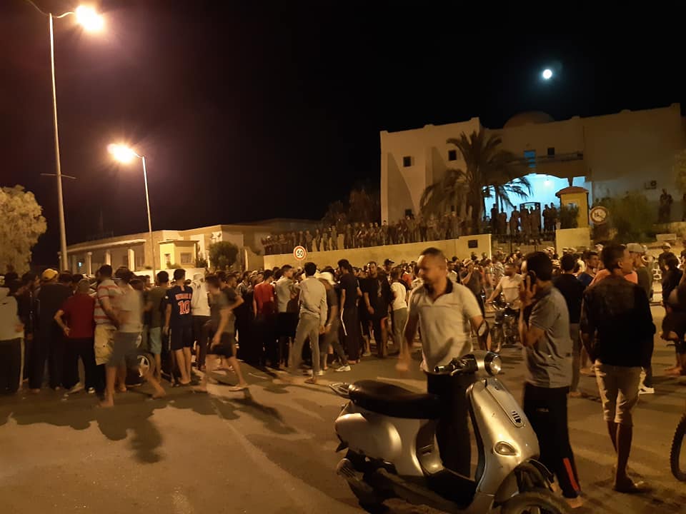حالة احتقان بعد مقتل شاب: ليلة احتجاج في رمادة أمام ثكنة الجيش