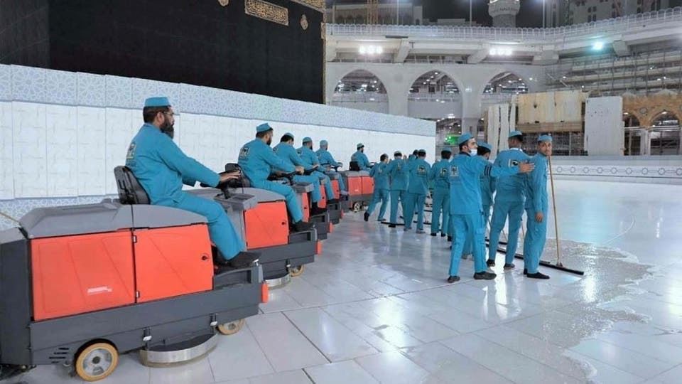 3500 عامل وعاملة لتطهير وتعقيم المسجد الحرام على مدار 24 ساعة