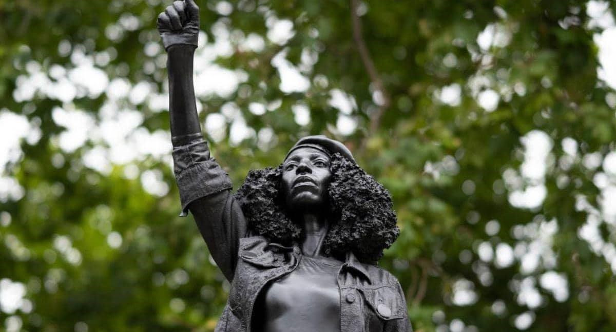 لندن/ تمثال ثائرة سمراء في مكان تمثال تاجر العبيد