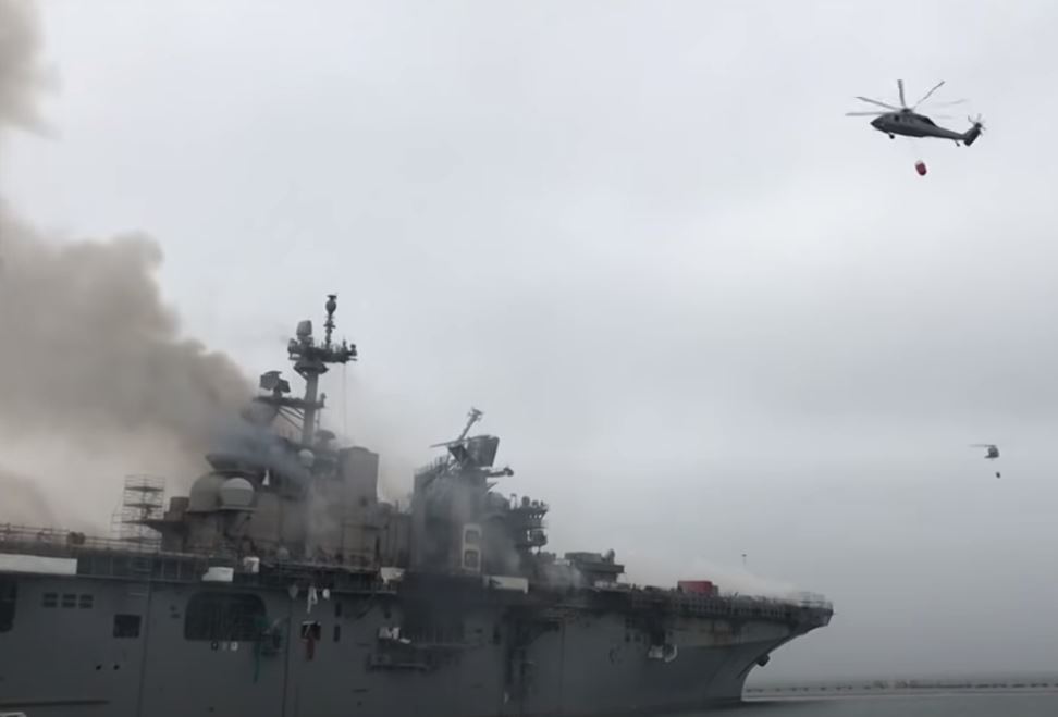 حريق وانفجار في سفينة حربية أمريكية (فيديو)