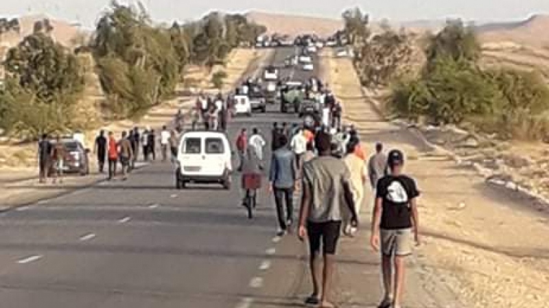 احتجاج من نوع خاص: أهالي رمادة يغادرون مدينتهم