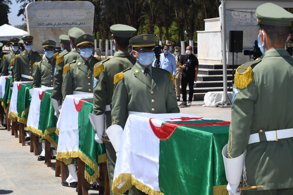 الجزائر/ تكريم رفات الشهداء في موكب دفن رسمي