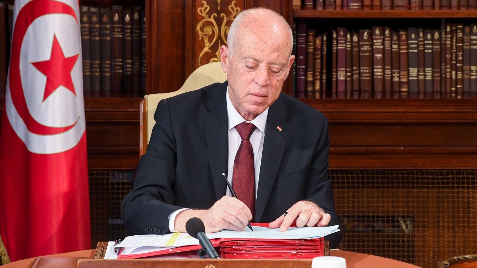 تعليمات رئاسية بإعادة التونسيين العالقين بالجزائر