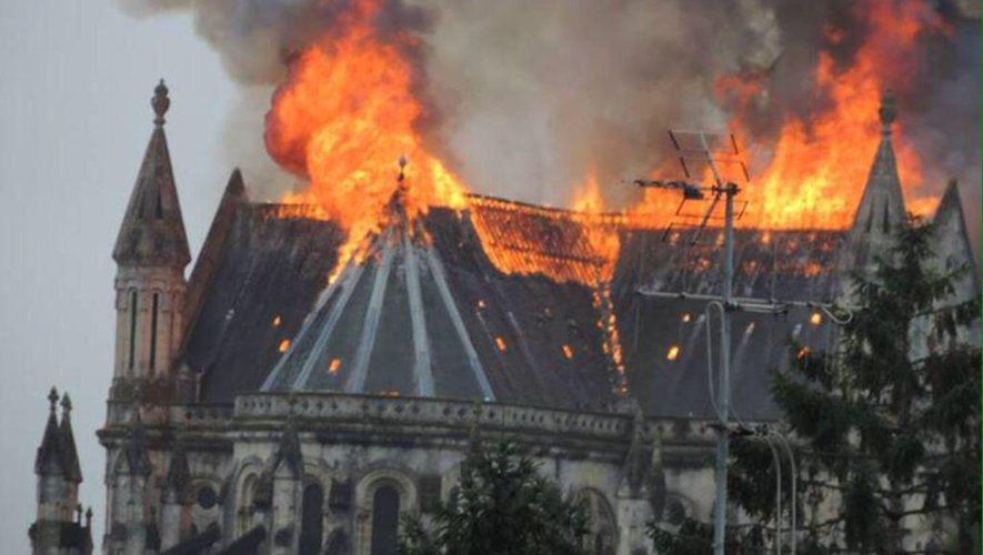حريق في كاتدرائية غرب فرنسا