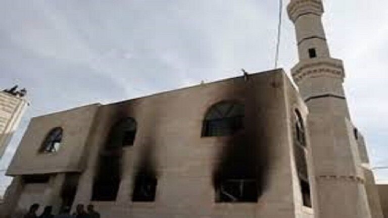 جماعة صهيونية متطرفة تضرم النيران في مسجد بالضفة الغربية