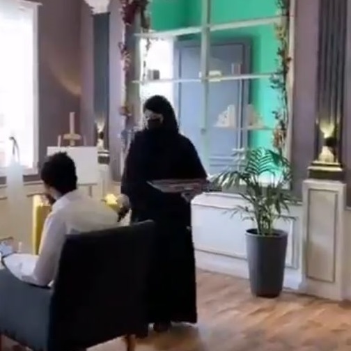 فيديو يثير جدلا في السعودية: منقبات  يعملن نادلات في المقاهي