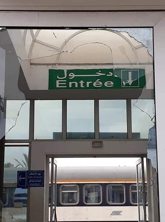 قابس /أهالي ضحايا حادثة البارحة و مواطنون يهشمون محطة القطار (صور)