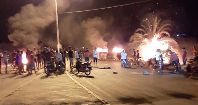 الوردانين:غلق الطريق و تهشيم السيارات احتجاجا على ترحيل حارقين من ابناء المدينة