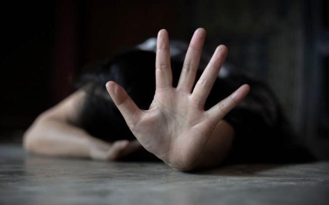 العمران: حول وجهة فتاة واغتصبها ثم هددها بالقتل