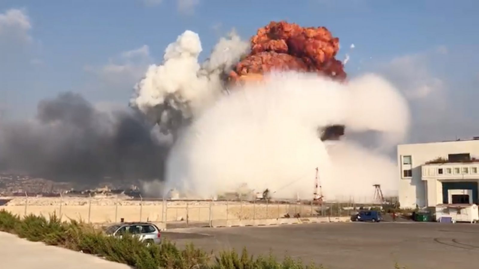 موقع فرنسي: صاروخ إسرائيلي وراء انفجار بيروت