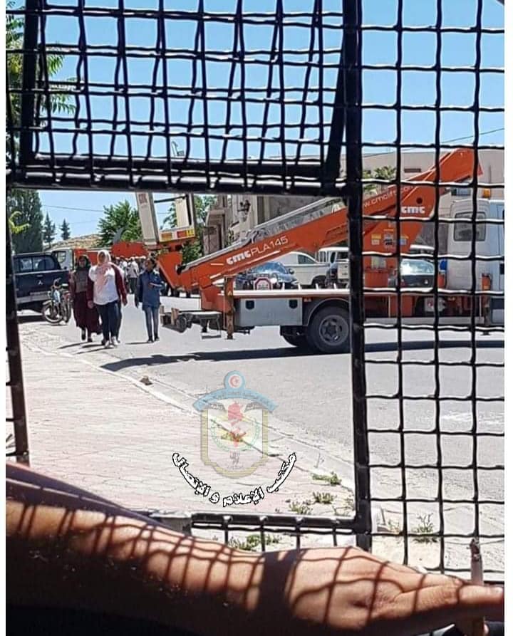 غريب / رئيس بلدية تالة يحاصر بالمعدات منطقة الامن بعد خلاف مع عون