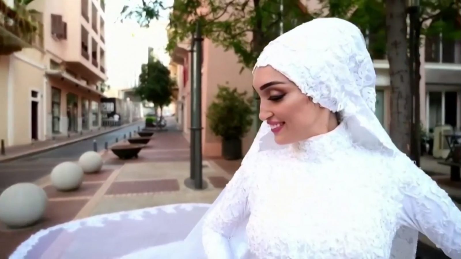شاهد الفيديو/ العروس التي سرق انفجار بيروت فرحتها تروي ما حدث
