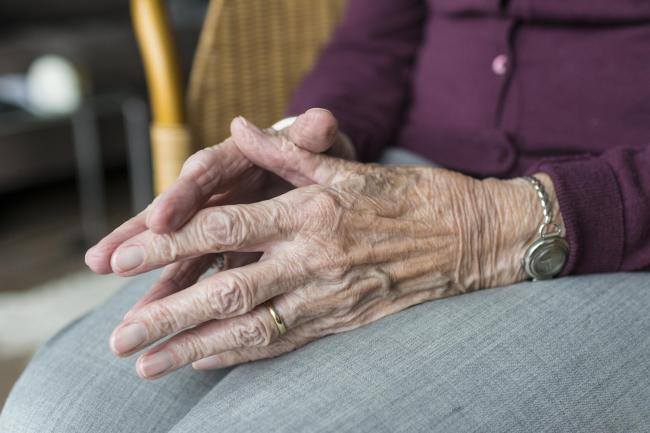 القصرين: مسنة عمرها 101 سنة تتحدى كورونا