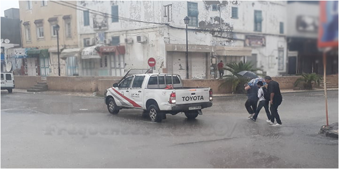 القيروان / أعوان الشرطة يتدخلون لنقل إمراة حامل و إنقاذها من السيول (فيديو)