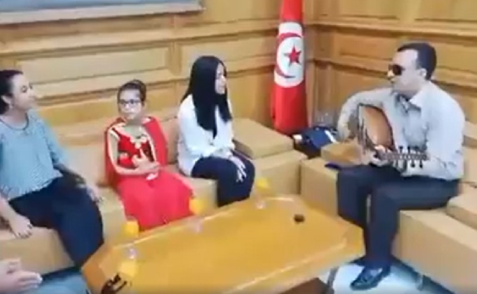 شاهد الفيديو/ وزير الثقافة يتحوّل إلى سيد مكّاوي