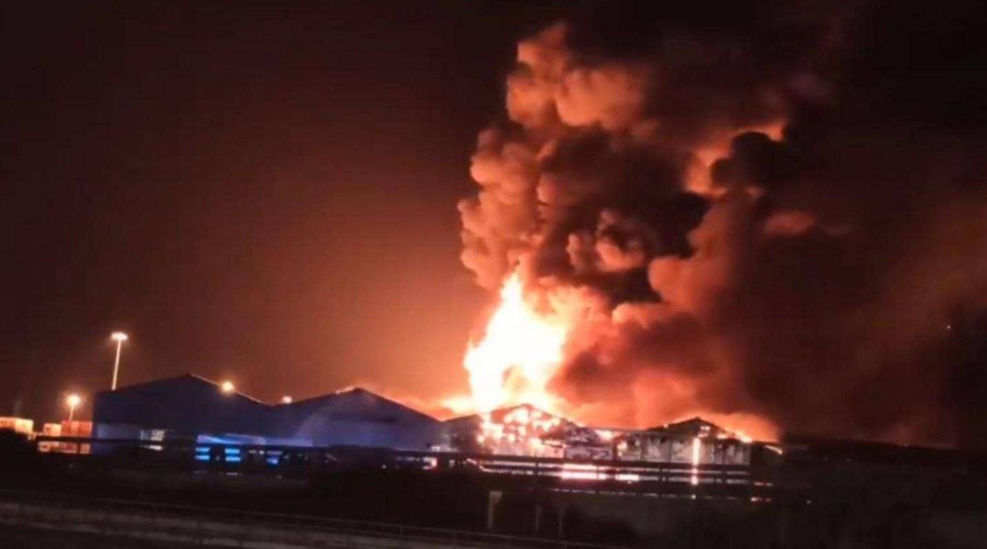انفجارات وحريق في ميناء إيطالي (فيديو)