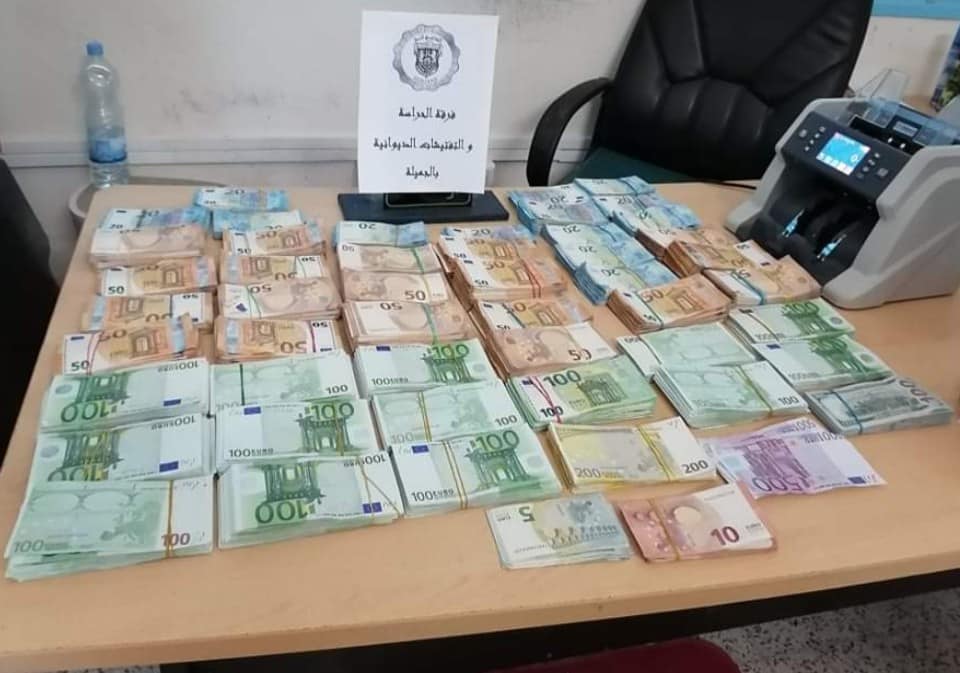 حجز مليون دينار من العملة الأجنبية على الحدود الصحراوية التونسية الليبية (صور)