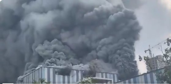 شاهد الفيديو.. حريق في مبنى تابع لشركة 