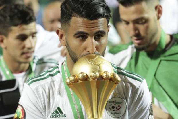 رياض محرز يفاجئ اتحاد الكرة الجزائري بهذا القرار