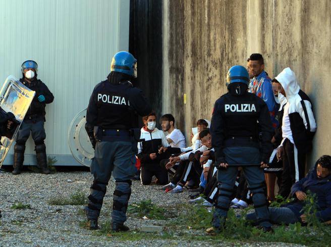 في مركز للحجز: مواجهات بين الشرطة الإيطالية ومهاجرين غير نظاميين بينهم تونسيون