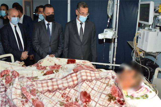 وزير الداخلية يعزي عائلة الأمني رشاد بن سليمان ويزور زميله بالمستشفى