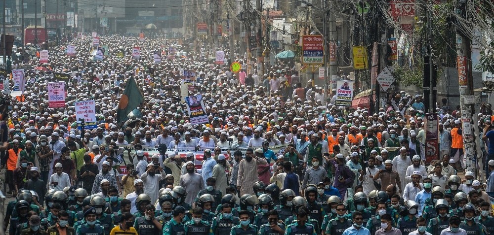 40 ألف متظاهر في بنغلاديش ضد فرنسا نصرة للرسول