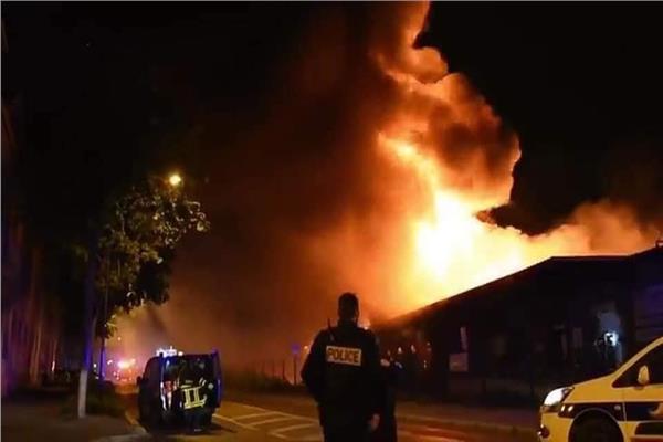 إجلاء المئات من المواطنين بعد نشوب حريق في ميناء لوهافر