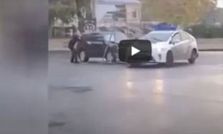 سائق سيارة مسروقة يصدم سيارة الشرطة و يتسبب في حوادث (فيديو)