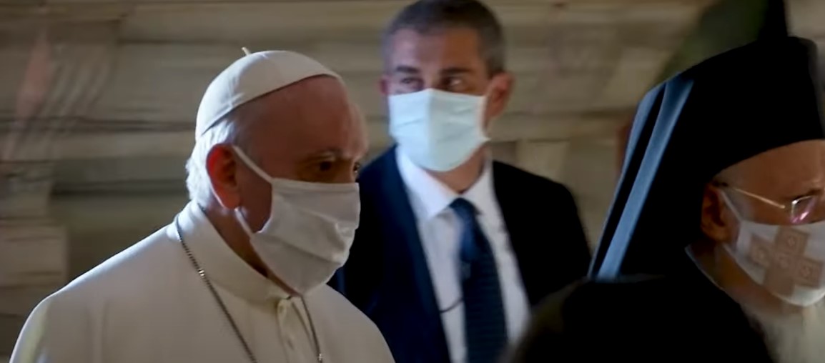 بعد الانتقادات.. البابا فرنسيس يضع كمامة لأول مرة خلال مناسبة عامة(فيديو)