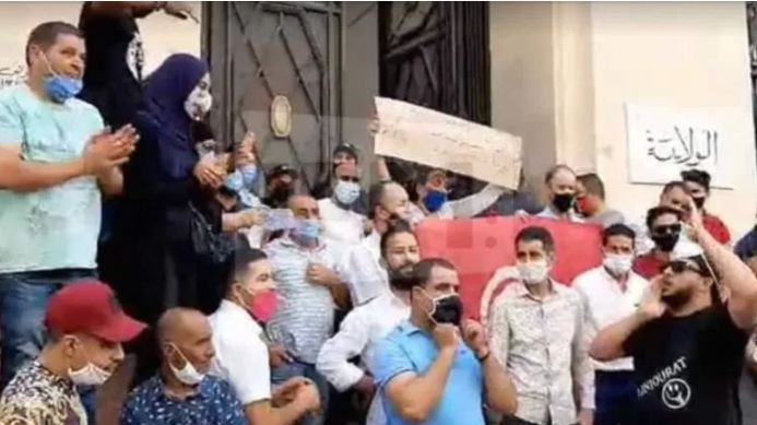 أصحاب المقاهي و المطاعم في العاصمة يحتجون و يطالبون بإقالة الوالي