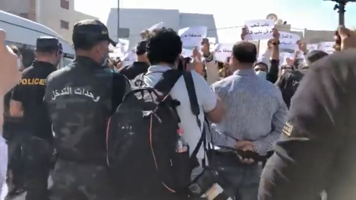 الصحفيون يحتجون ضد تنقيح المرسوم 116 أمام مبنى البرلمان