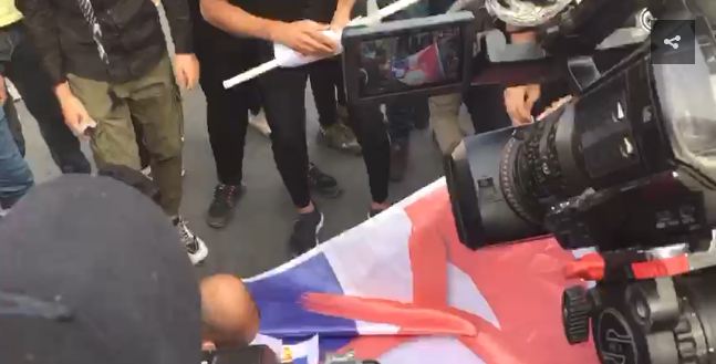 عراقيون يحرقون علم فرنسا و صور 