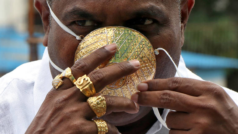 هندي يرتدي كمامة ذهبية بـ 4 آلاف دولار للوقاية من كورونا (صور)