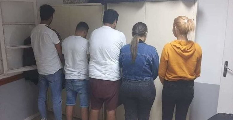 القبض على فتاتين و 3 رجال في وكر دعارة في براكة الساحل