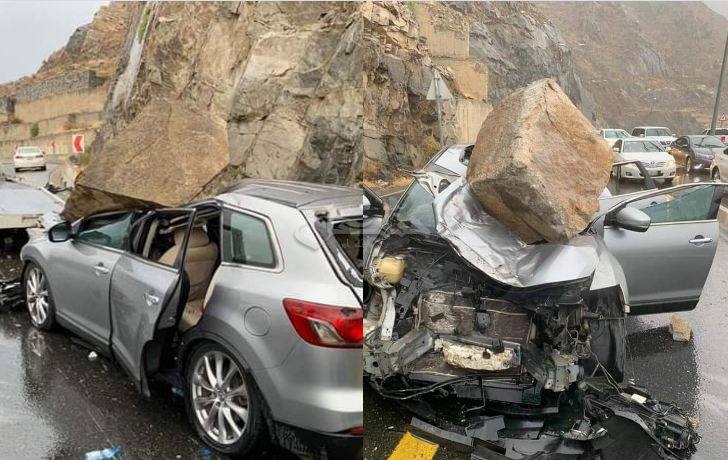 سائق سيارة ينجو بأعجوبة بعد سقوط صخرة ضخمة فوق سيارته